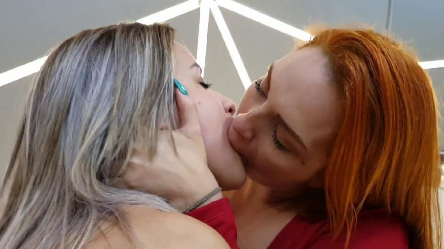 deep kisses trio revezing blonde, brunette and redhead
