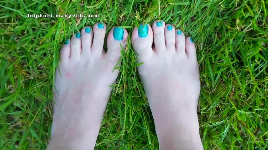 feet in the grass hd delphoxi