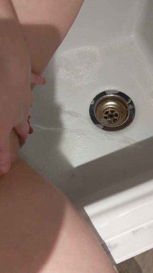 pissing in kitchen sink hd poogirlsofia diapergirlsofia